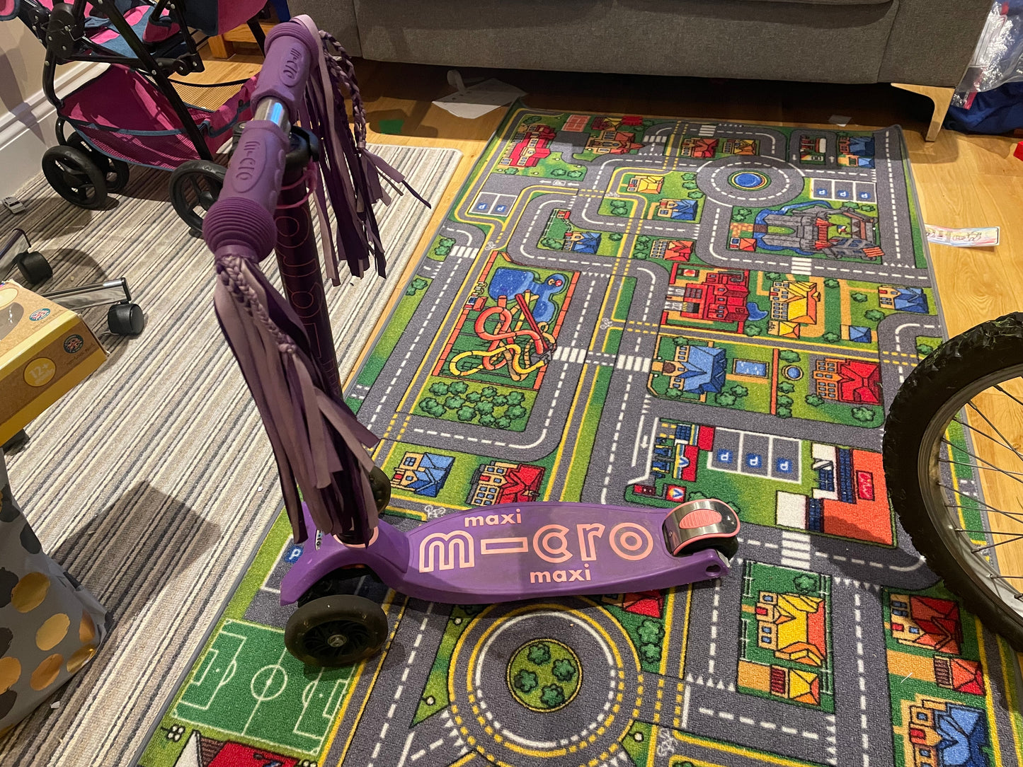 Girls maxi micro scooter with LED lights