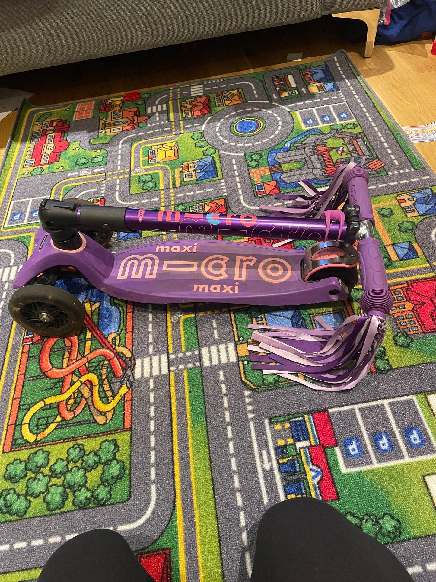 Girls maxi micro scooter with LED lights